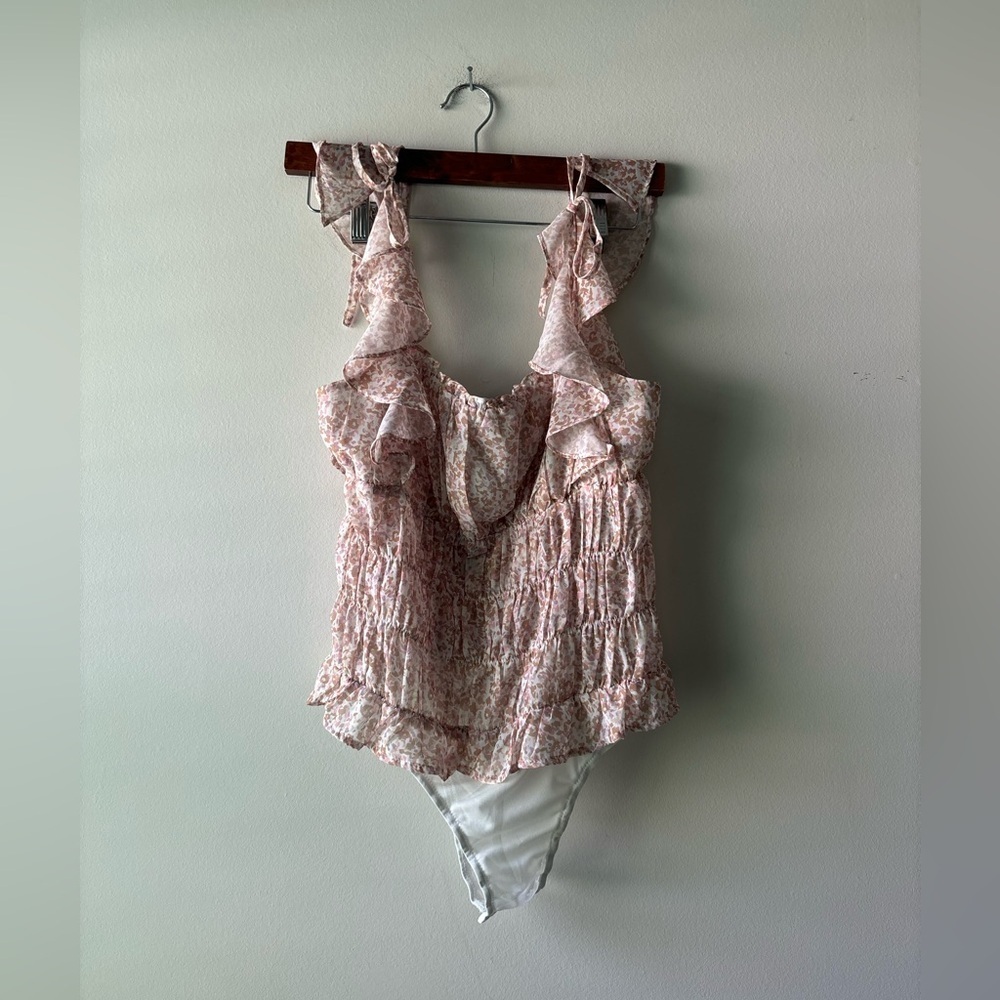Lulu's floral body suit color cream and size M‎